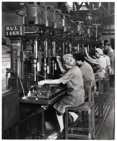 Frauen bei der Arbeit, Bohren und Reiben von Flugzeugflügelbeschlägen für Blackburn Aircraft, Olympia Works, Leeds, ca. 1939-45 von English Photographer